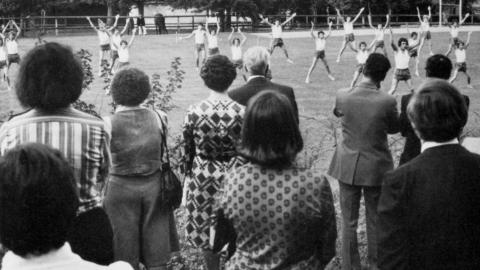 Insassen der Anstalt «Knabenheim Gruebe» bei einer Turnvorführung anlässlich einer Feier, an der 1975 drei Bundesräte teilnahmen