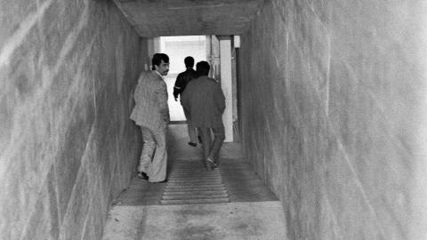 Asylbewerber steigen über eine Treppe in einen Bunker, 1987