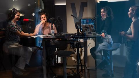 das Moderationsteam von Radio Vostok in Radiostudio