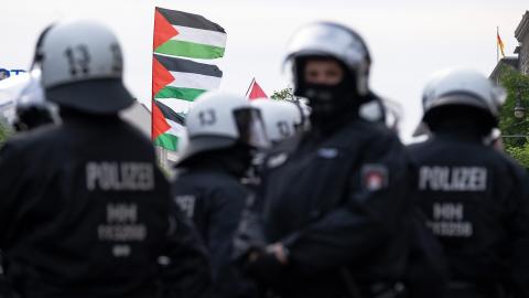 Polizisten in Schutzmontur an der Demonstration nach dem Verbot des Palästina-Kongresses in Berlin