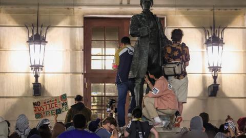 Student:innen in New York besetzten die Hamilton-Halle, mittendrin eine Statue des Staatsmann Alexander Hamilton