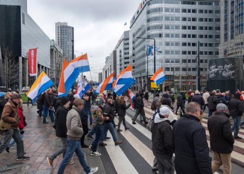 PVV-AnhängerInnen in Rotterdam am 20. Januar auf dem Weg zur Demonstration mit Geert Wilders