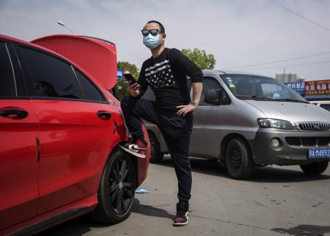 Stolzer Autobesitzer in Wuhan, China