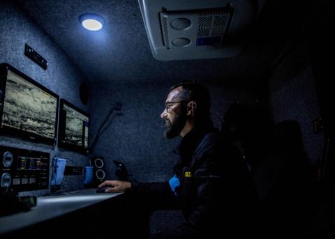 Ein Frontex-Mitarbeiter überwacht in einem Lastwagen die Grenze zwischen Albanien und Griechenland per Wärmebildkamera