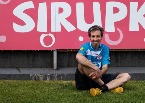 Nicolas Galladé sitzt auf dem Rasen eines Fussballplatzes