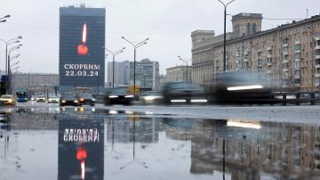 «Wir trauern», steht am Tag nach dem dschihadistischen Angriff auf einer Fassade in der russischen Hauptstadt