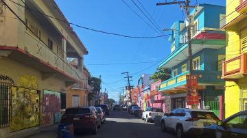 Strasse mit bunten Häusern in San Juan