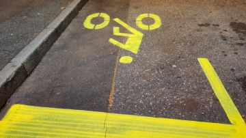 Markierungen mit wasserlöslicher Farbe auf einem improvisierten Veloweg in Genf, 2023