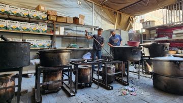 Mitarbeiter von Muhammad Arefs Restaurant bei der Arbeit
