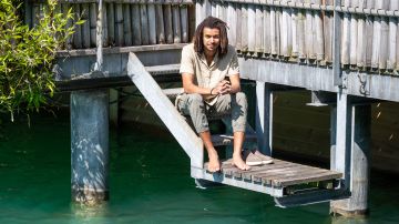 Damien Hauser sitzt am Fluss