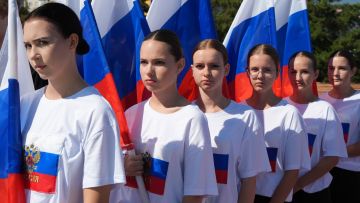 Ukrainische Schülerinnen am ­russischen «Tag der Flagge» im besetzten Mariupol