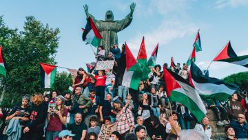 Menschen an der Demostration in Rom mit Palästina-Fahnen