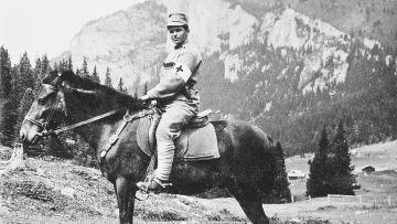 Stephanie Hollenstein sitzt in Uniform auf einem Pferd