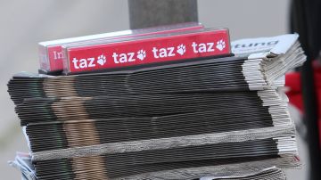ein Stapel «taz»-Zeitungen an einer Verteilaktion