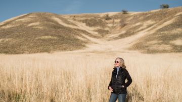 Mary Dickson steht in einem Feld