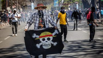 eine junge Person mit «One Piece»-Piratenflagge an einer Demonstration gegen Madagaskars Präsident Andry Rajoelina am 9. Oktober in der Hauptstadt Antananarivo