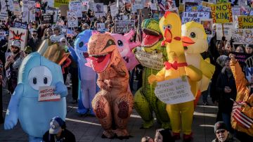 mehrere Personen in Fantasie-Kostümen an der «No Kings»-Demonstration am 18. Oktober in Anchorage