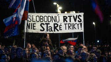 Transparent mit der Aufschrift «SLOBODNÚ RTVS NIE STaRÉ TRIKY!» bei einem Protest gegen den nationalkonservativen slowakischen Premier Robert Fico