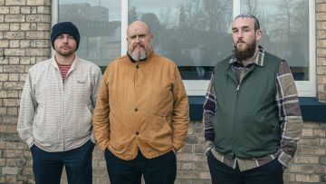 James Dowdle, JJ&nbsp;Tatten und Harry Foster vor dem Gebäude des «The Warren Youth Project»