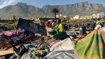 Menschen suchen nach Gegenständen nach einer Zwangsräumung im Zentrum von Kapstadt