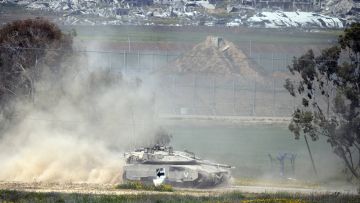 ein israelischer Panzer verlässt den Gazastreifen am 18. März