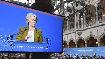 EU-Kommissionspräsidentin Ursula von der Leyen auf einer Projektions-Leinwand am Industriegipfel in Antwerpen