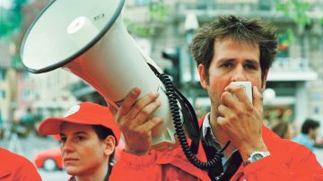 Christoph Schlingensief mit Megafon an einer Kundgebung