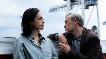Filmstill aus «Gelbe Briefe»: Was Derya und Aziz stehen an einer Hafenanlage