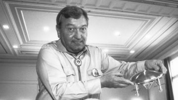 Erich von Däniken mit einem Modell eines Ufo im Jahr 2000