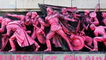 Sockel des verbliebenen Rest des sowjetischen Kriegerdenkmals in Sofia mit Pink besprühten Soldaten