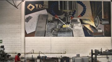 eine Person bei der Arbeit in der Fabrik von TDJ Machining 