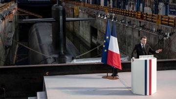 Emmanuel Macron bei seiner Rede auf der bretonischen Halbinsel Île Longue, im Hintergrund ist ein Atom-U-Boot zu sehen