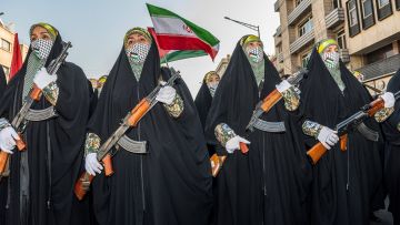 weibliche Mitglieder der Basidsch-Miliz posieren mit Sturmgewehren