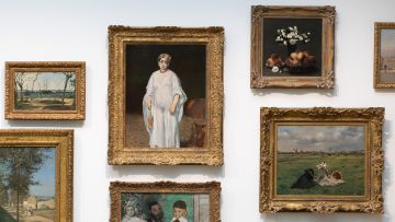 das Gemälde «La Sultane» von Édouard Manet hängt mit weiteren Bildern an einer Wand des Kunsthaus Zürich