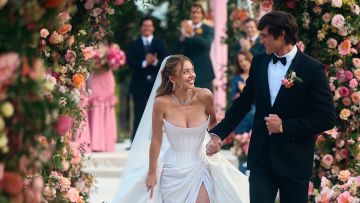 Filmstill aus «Euphoria»: Cassie und Nate laufen an ihrer Hochzeit über einen Steg, welcher mit Blumen dekoriert ist