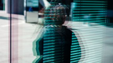 Ana Sol unkenntlich in einer Fensterscheiben-Reflektion fotografiert