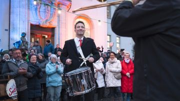 Andrea Caroni trommelt an seiner Ständeratspräsident-Feier vor Publikum