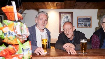 Chrigu und Markus am der Bar im «Pöstli»-Restaurant