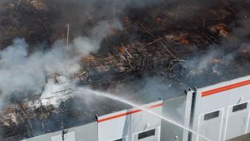 Brand im Kimberley-Clark-Lagerhaus