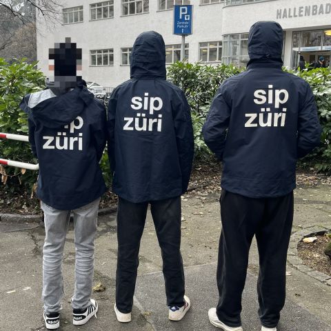 Foto dreier junger Erwachsener in Sip-Uniform