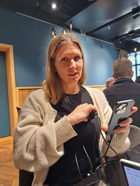 Lisa Falco demonstriert die Anwendung ihres Ultraschallgerät