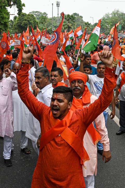 Nationalistische Hindus bei einem Protestmarsch gegen die angebliche Ermordung einer ehemaligen BJP-Sprecherin durch zwei Muslime