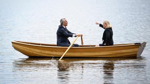 Nato-Generalsekretär Jens Stoltenberg mit Premierministerin Magdalena Andersson in einem Ruderboot auf dem Harpsund