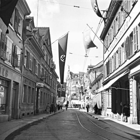 Blick von der Lörracher Turmstrasse zum Kaufhaus Vortisch (heute Müllermarkt), 1938