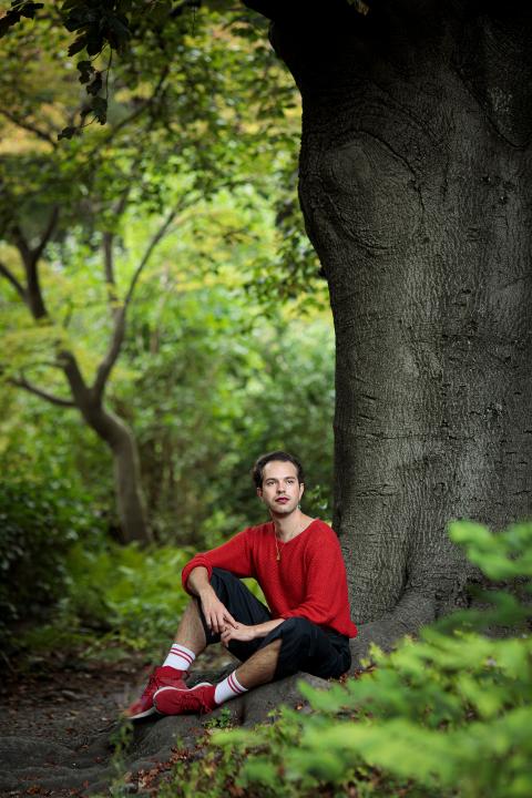 Kim de l’Horizon sitzt unter einem Baum