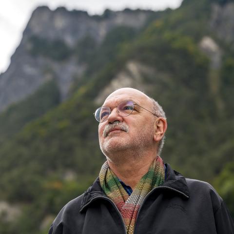 Köbi Gantenbein vor seinem Hausberg, dem Regitzer Spitz