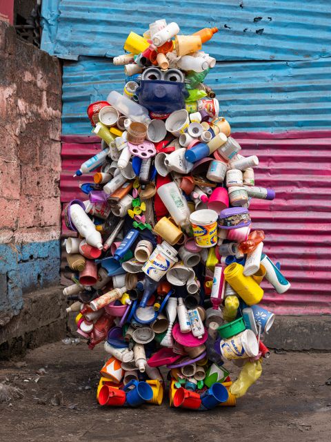 Sarah Ndele: «Pauvre de moi» aus Plastikbehältern.