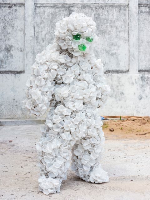 Etabe: «White Horse» aus Plastickbechern.