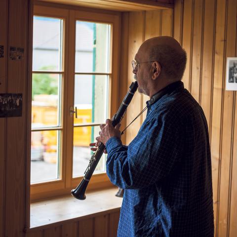 Köbi Gantenbein spielt auf der Klarinette