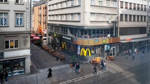 Blick auf die Greifengasse in Basel mit Fussgängerzone und Tramschienen